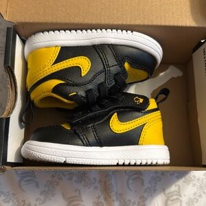 Black and yellow Jordan 1 low ALT size 3C